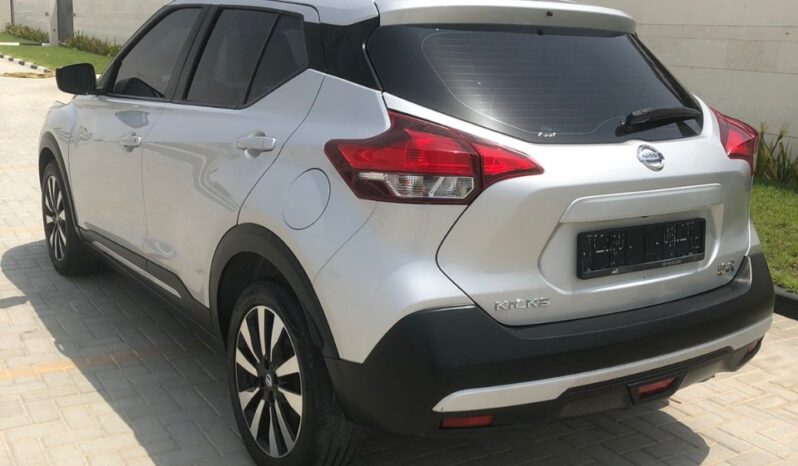 NISSAN KICKS SILVER 2018 MID full