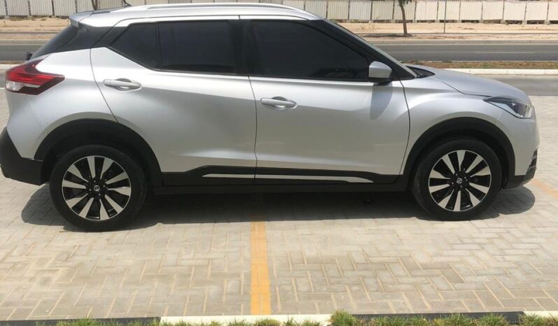 NISSAN KICKS SILVER 2018 MID full