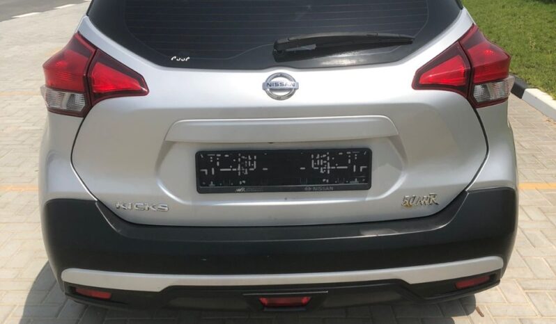 NISSAN KICKS SILVER 2018 MID full